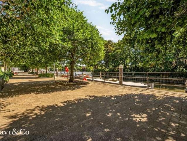 Flat for sale in London Borough of Hounslow, Greater London