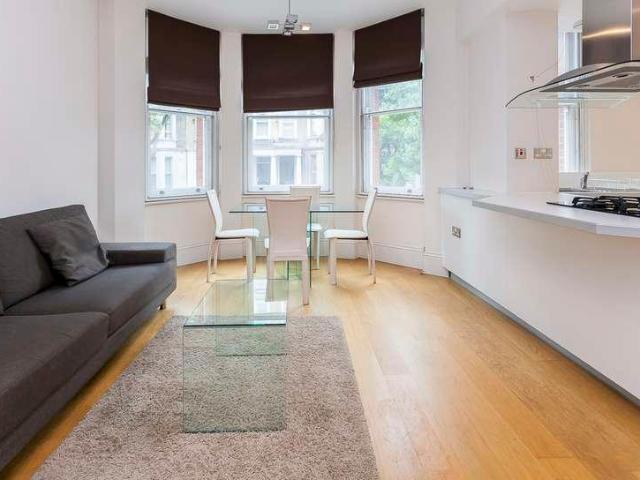 Flat for sale in Earl's Court, Greater London