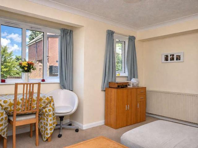 Flat for sale in Red Hill, Surrey