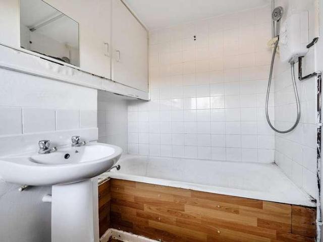 Flat for sale in Easthampstead, Bracknell