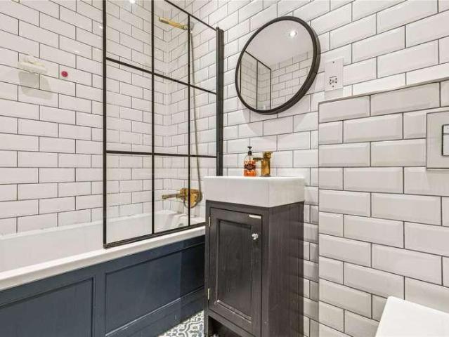 Flat for sale in Clapham Junction, Greater London