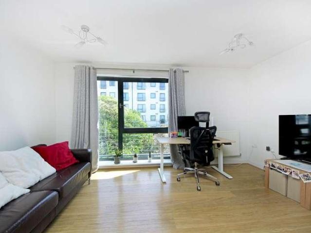 Flat for sale in London Borough of Ealing, Greater London
