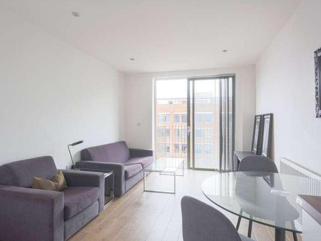 Flat for sale in Mile End, Greater London