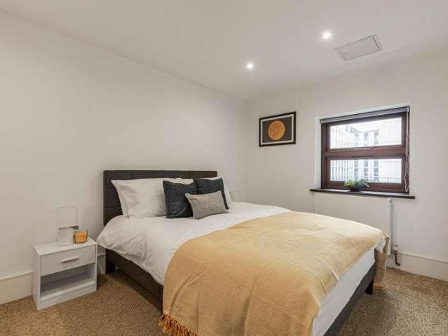Flat for sale in Battersea, Greater London