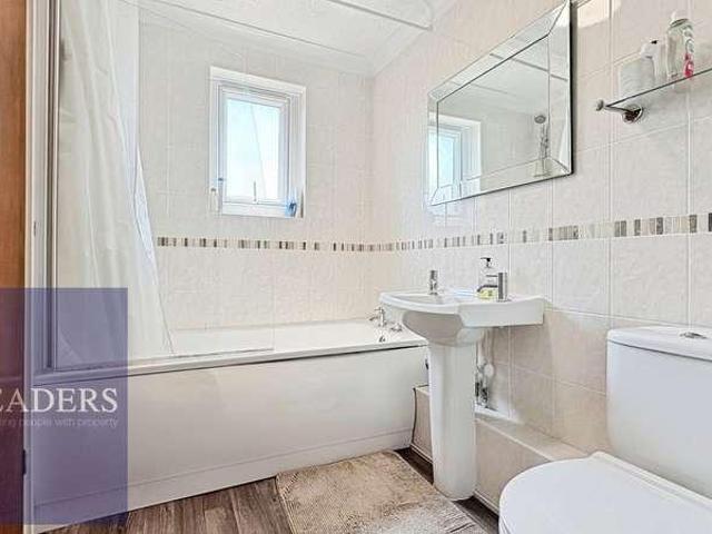 Flat for sale in Chipping Hill, Essex