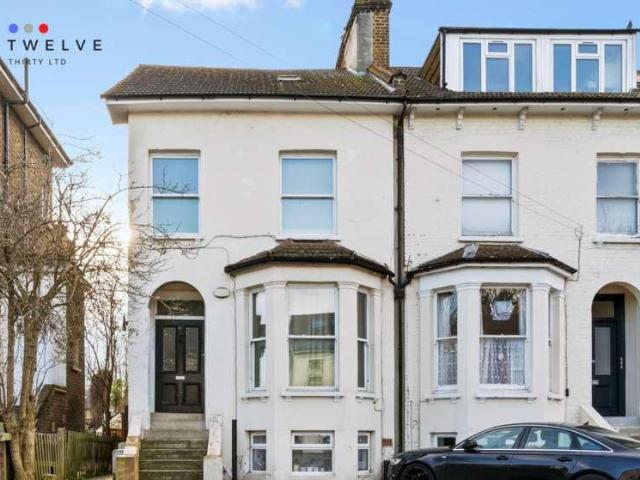 Flat for sale in Croydon, Addiscombe
