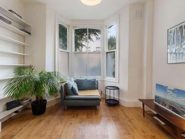 Flat for sale in Finsbury Park, Greater London