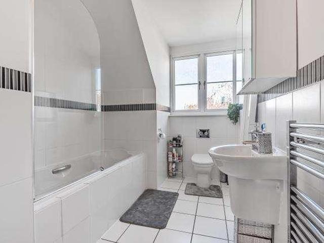 Flat for sale in Loudwater, Buckinghamshire
