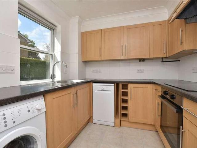 Flat for sale in Carshalton Beeches, Greater London