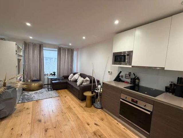 Flat for sale in London Borough of Hounslow, Greater London