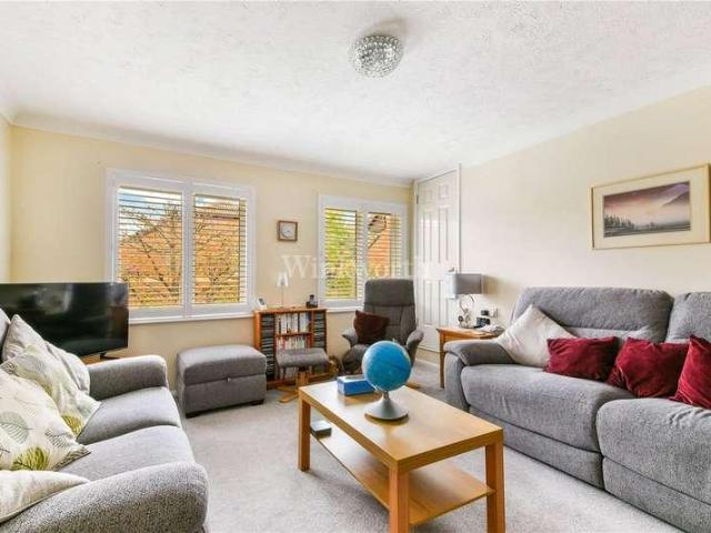 Flat for sale in Beckenham, Elmers End