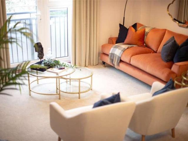 Flat for sale in Emmbrook, Wokingham