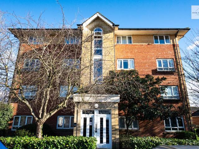 Flat for sale in Lower Edmonton, Greater London
