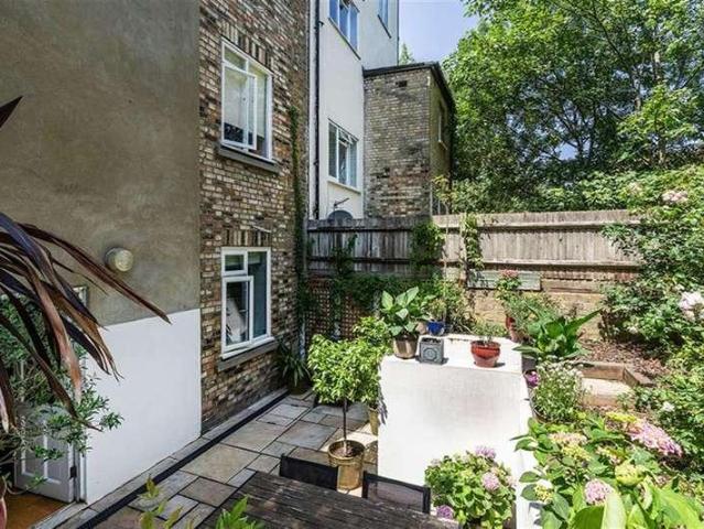 Flat for sale in Holloway, Greater London