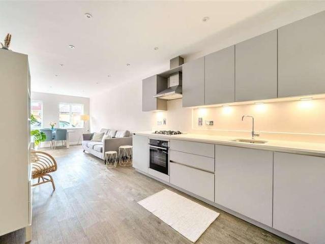 Flat for sale in Tolworth, Greater London