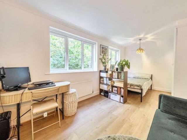 Flat for sale in Streatham, Greater London