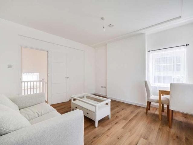 Flat for sale in Streatham Hill, Greater London