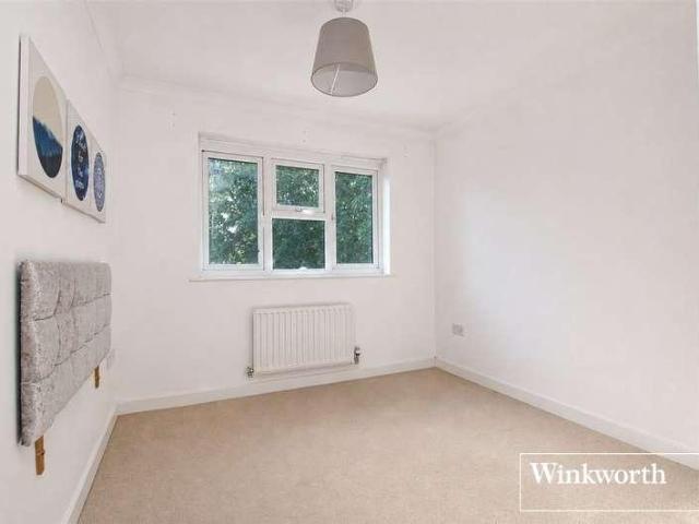 Flat for sale in Elstree and Borehamwood, Borehamwood