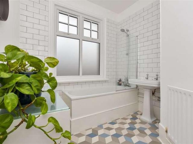 Flat for sale in Carshalton Beeches, Greater London