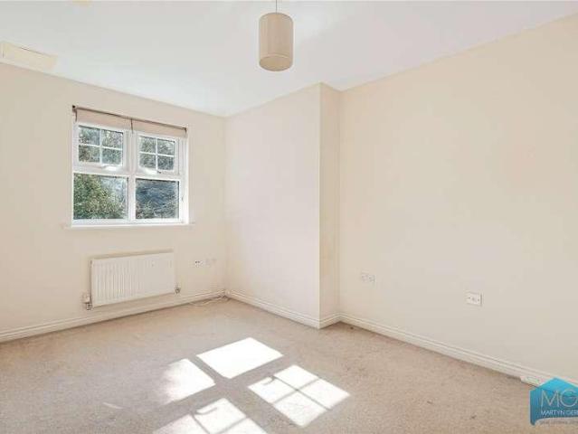 Flat for sale in Mill Hill, Greater London