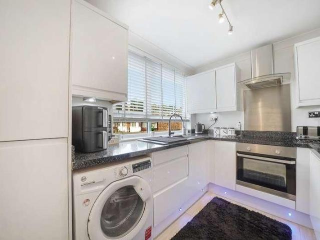 Flat for sale in London Borough of Croydon, Waddon