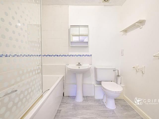Flat for sale in Grays, Essex
