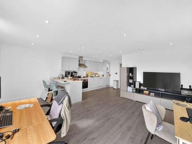 Flat for sale in London Borough of Merton, South Wimbledon