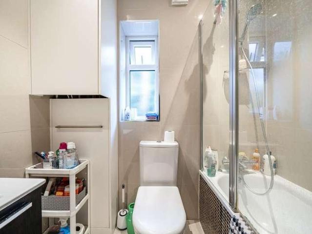 Flat for sale in Hatch End, Greater London