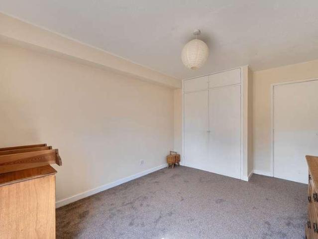 Flat for sale in Wallington, Greater London