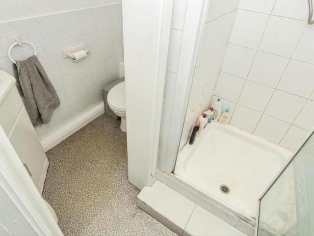 Flat for sale in Pudsey, West Yorkshire