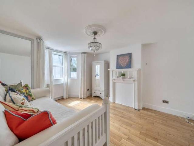 Flat for sale in London Borough of Lewisham, Forest Hill
