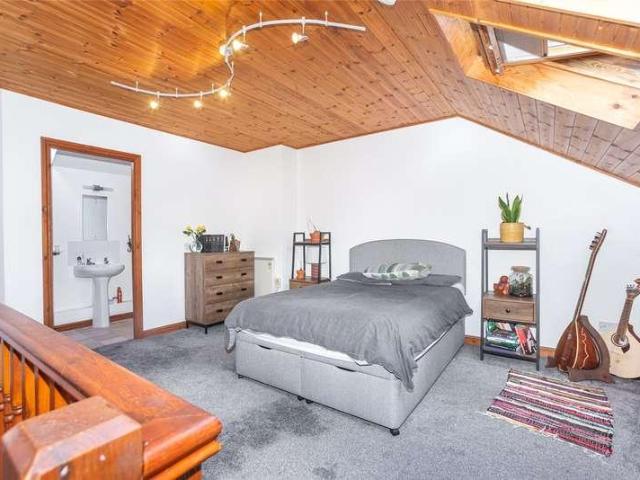 Flat for sale in Bangor, Wales