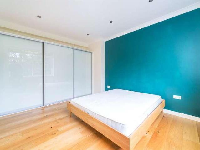 Flat for sale in Fole, Surrey