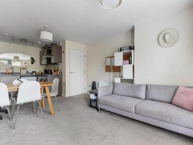 Flat for sale in Finsbury Park, Greater London