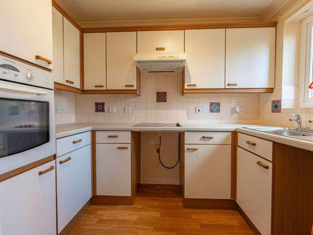 Flat for sale in Allt-yr-yn, Wales