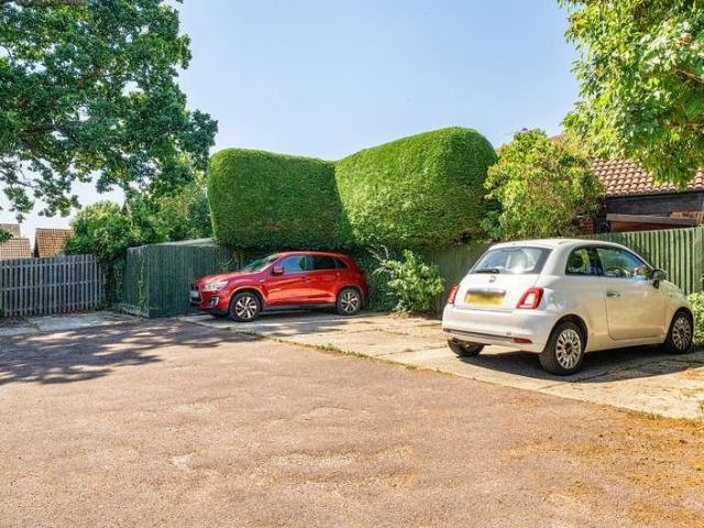 Flat for sale in Earley