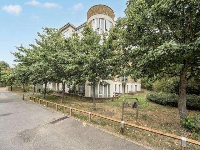 Flat for sale in Kew, Greater London