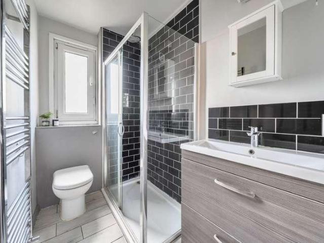 Flat for sale in London Borough of Lewisham, Forest Hill