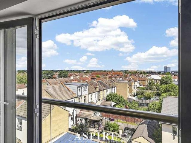Flat for sale in Alton Barnes, Essex