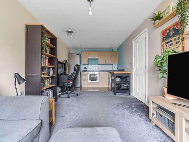 Flat for sale in West Bedfont, Lower Halliford