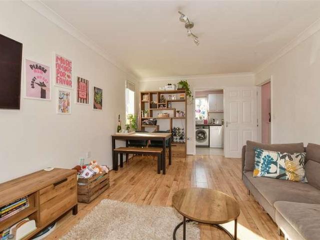 Flat for sale in Fole, Surrey