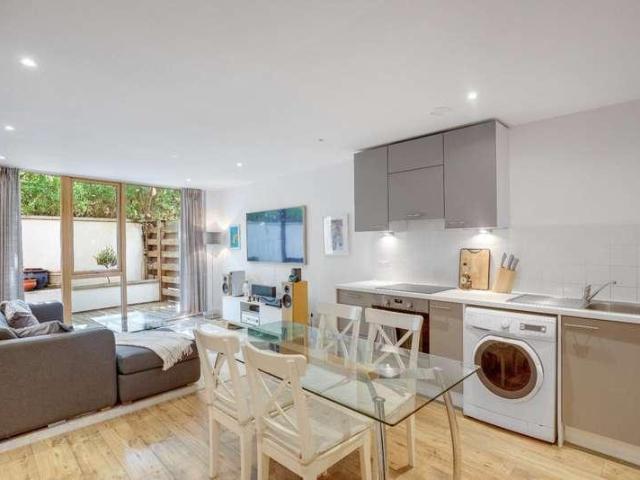 Flat for sale in Highbury, Greater London