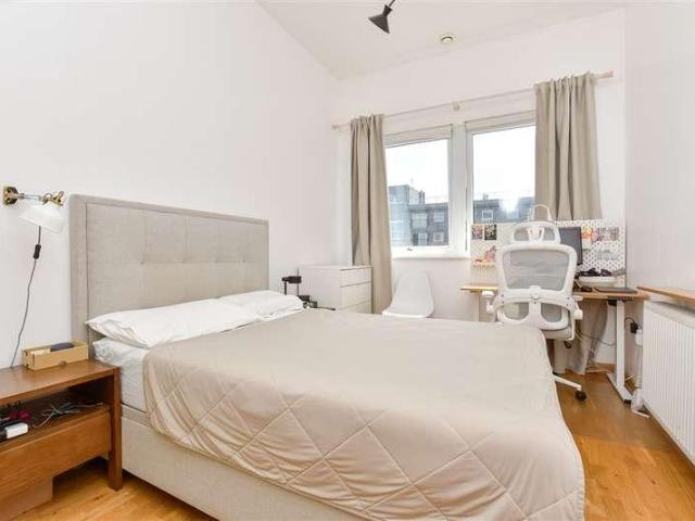 Flat for sale in Wallington, Greater London