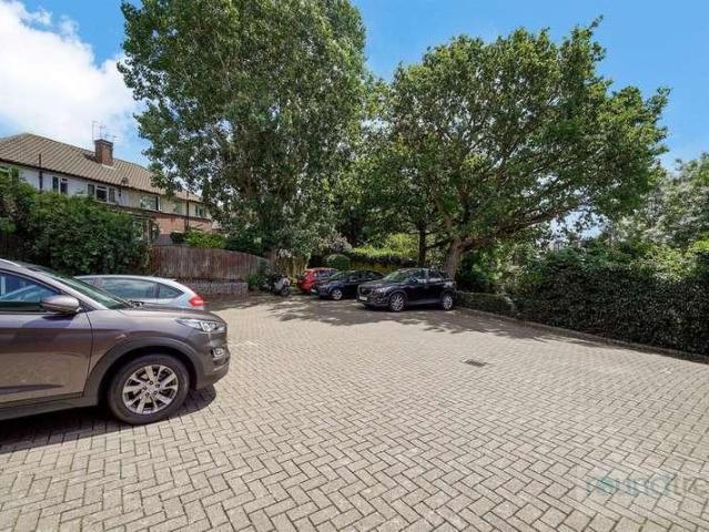 Flat for sale in The Hale, Mill Hill
