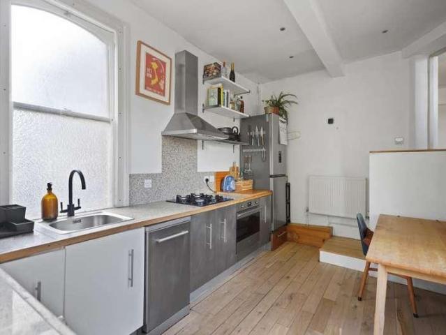 Flat for sale in London Borough of Lewisham, Forest Hill