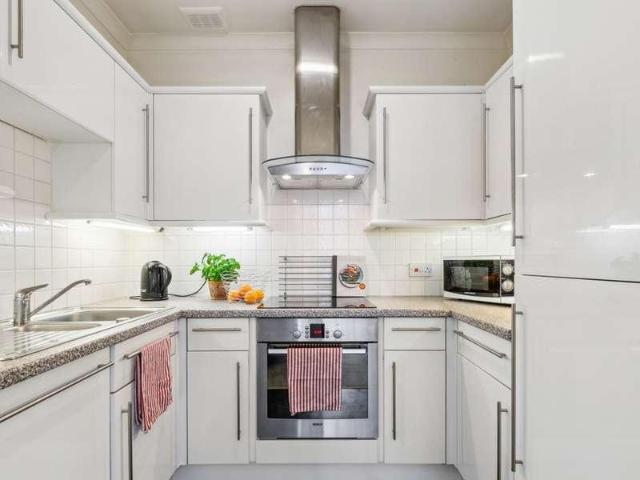 Flat for sale in Kensington, Greater London