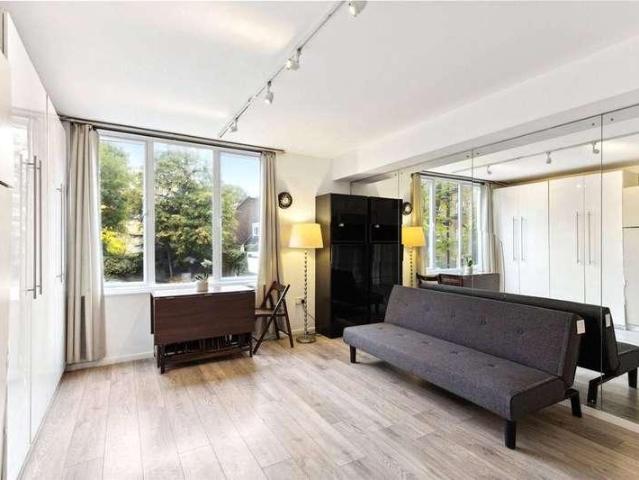 Flat for sale in Earl's Court, Greater London