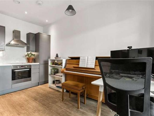 Flat for sale in London Borough of Hackney, Greater London