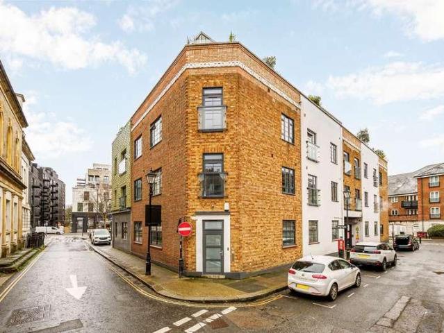 Flat for sale in London Borough of Hounslow, Greater London