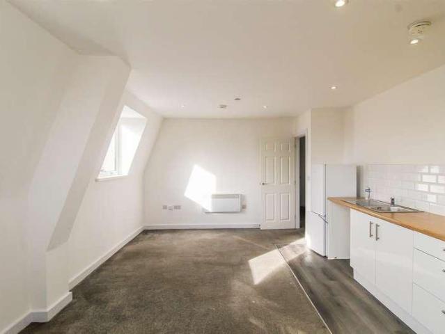 Flat for sale in Belle Isle, West Yorkshire